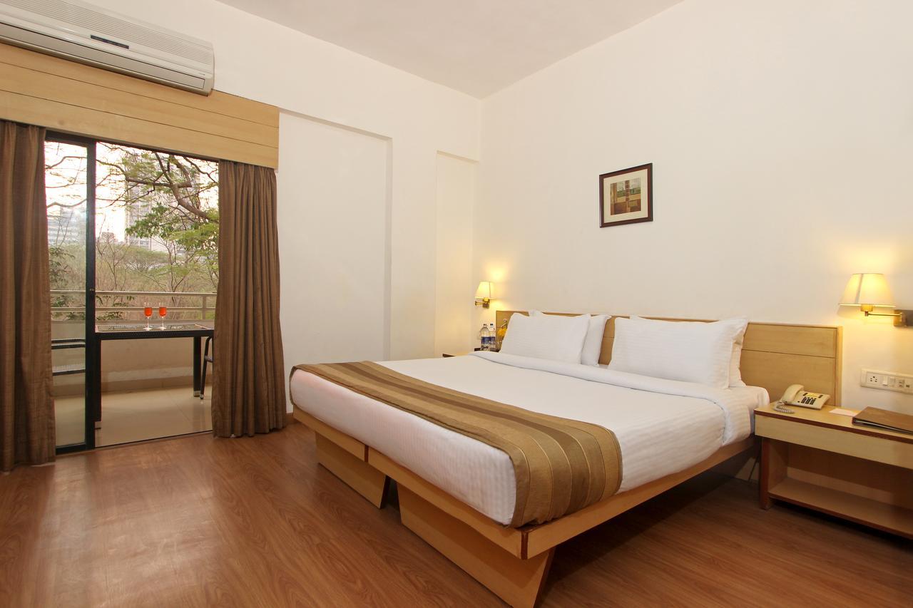 Hotel Phoenix Koregaon Park Пуне Екстер'єр фото