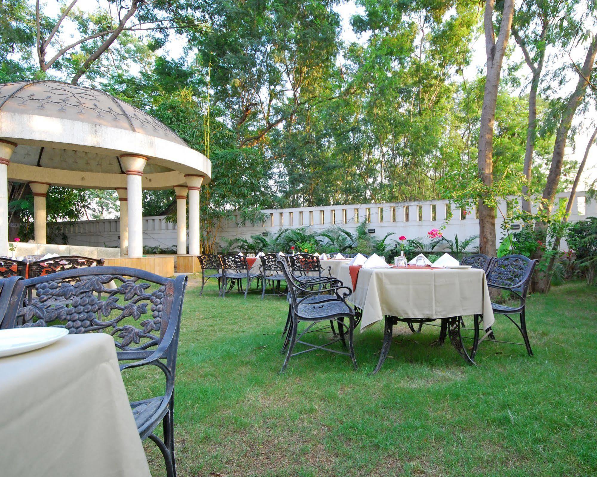 Hotel Phoenix Koregaon Park Пуне Екстер'єр фото