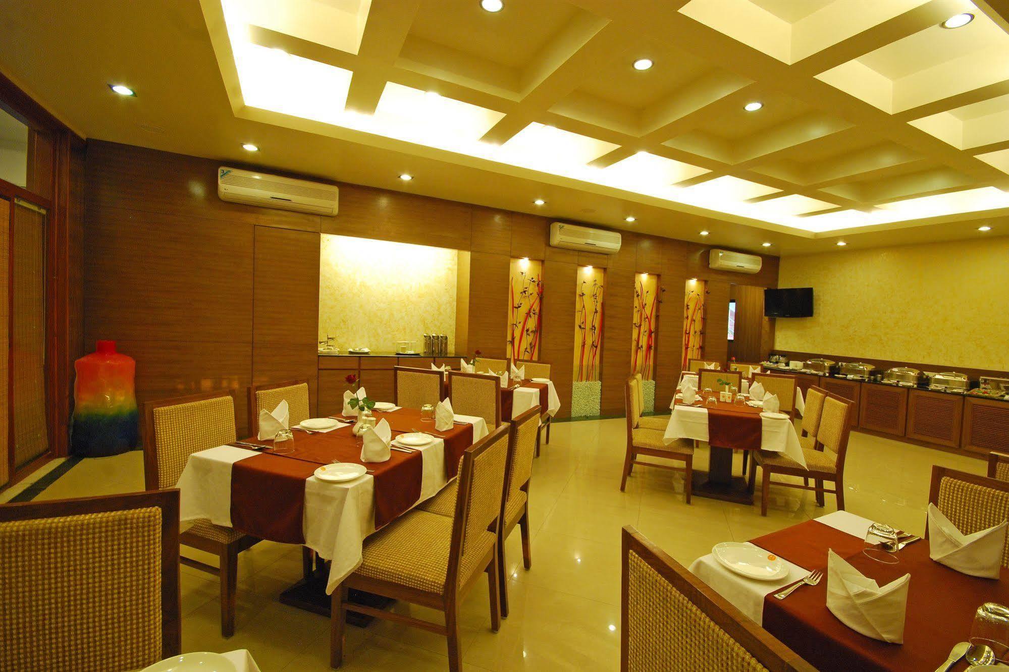 Hotel Phoenix Koregaon Park Пуне Екстер'єр фото