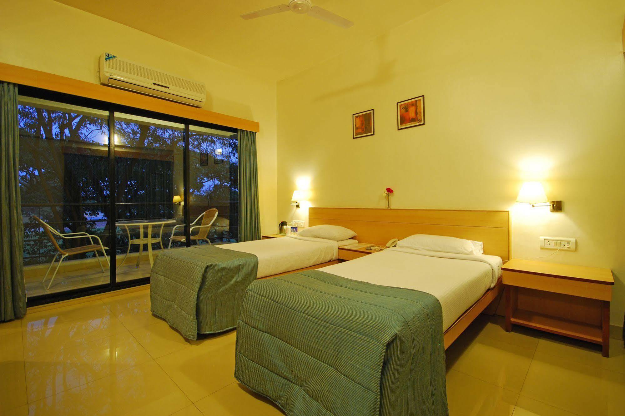 Hotel Phoenix Koregaon Park Пуне Екстер'єр фото