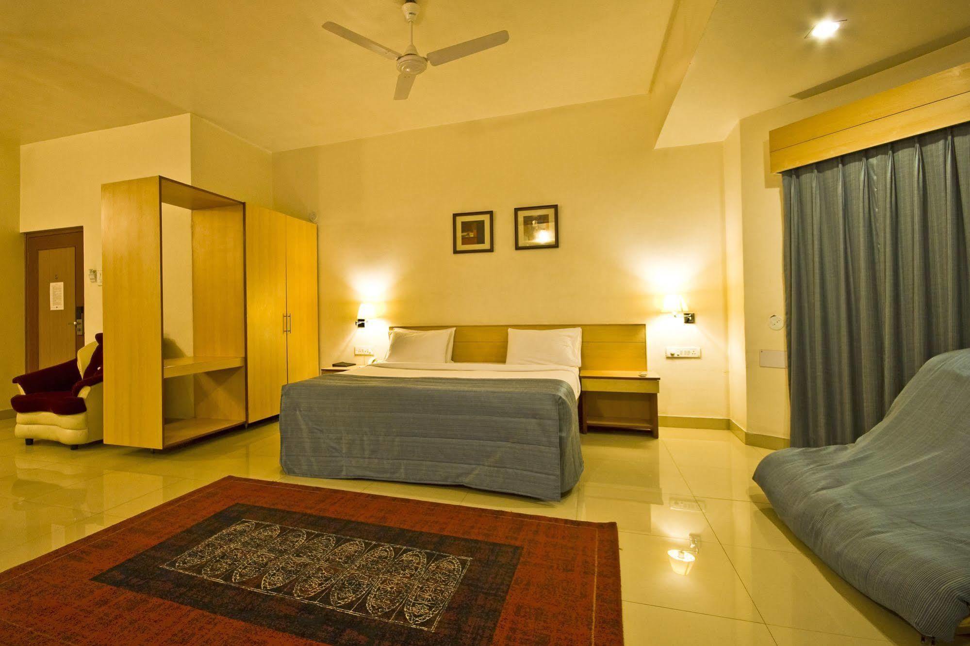 Hotel Phoenix Koregaon Park Пуне Екстер'єр фото