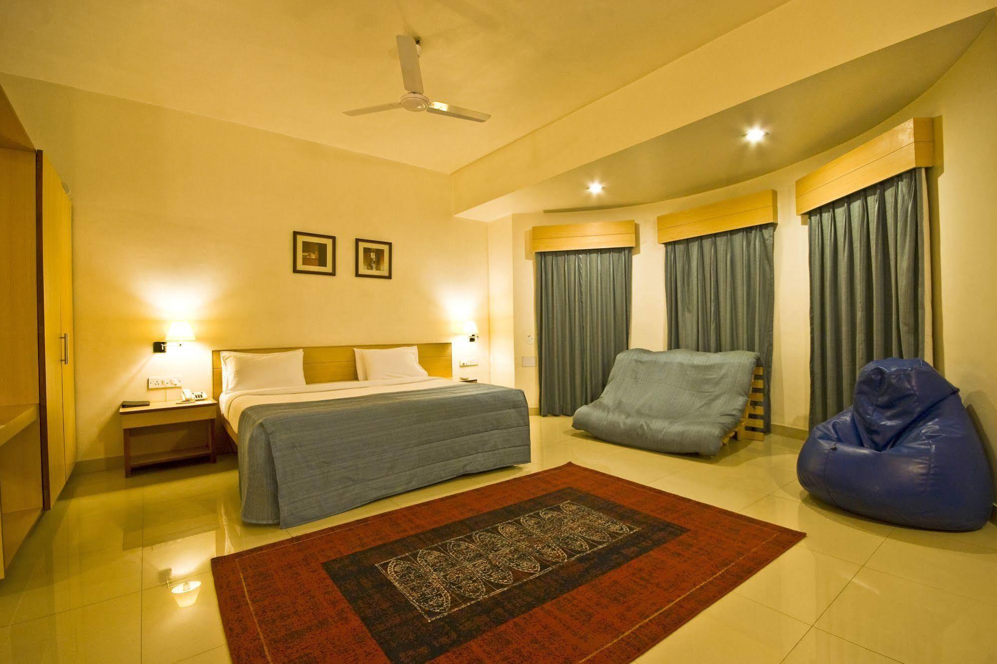 Hotel Phoenix Koregaon Park Пуне Екстер'єр фото