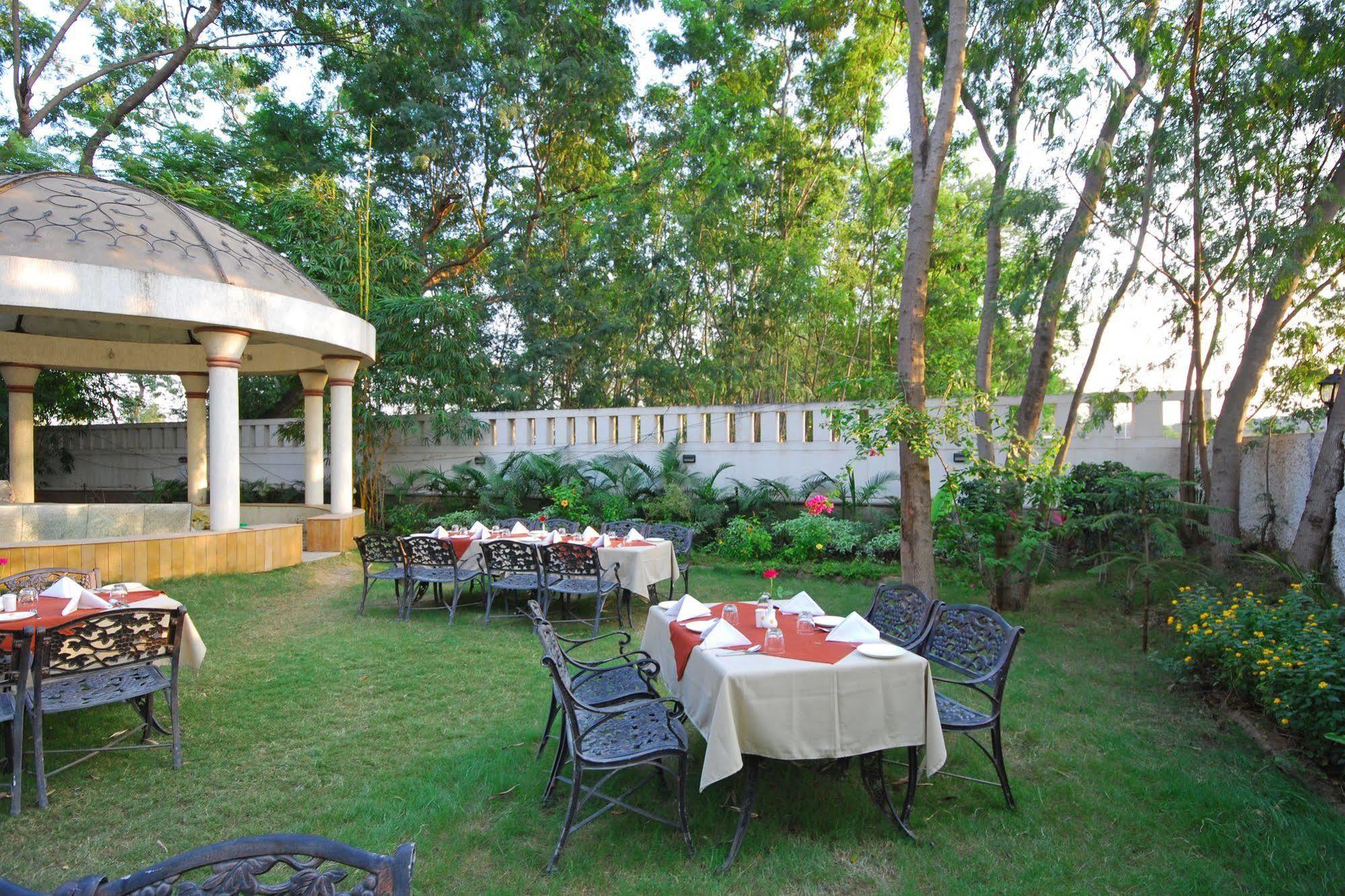 Hotel Phoenix Koregaon Park Пуне Екстер'єр фото